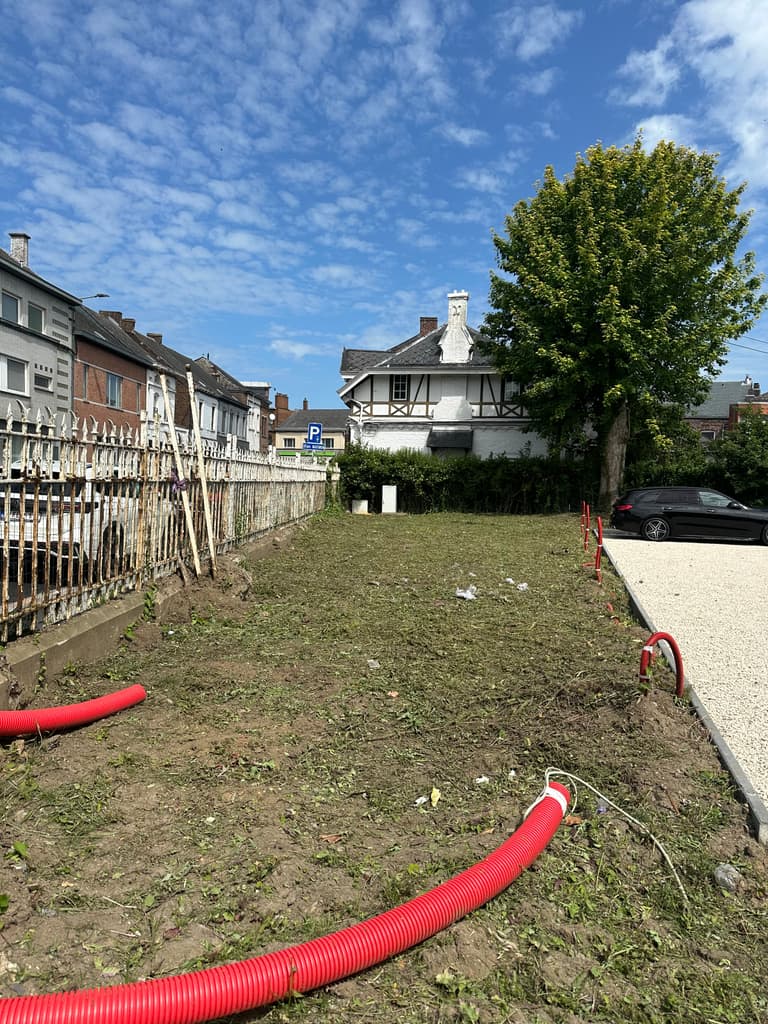 Terrain débroussaillé, en cours de chantier, Trazegnies