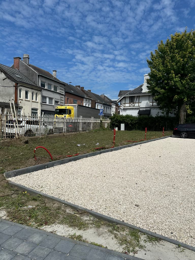 Terrain débroussaillé et nettoyé le long de l'allée en gravier, Trazegnies