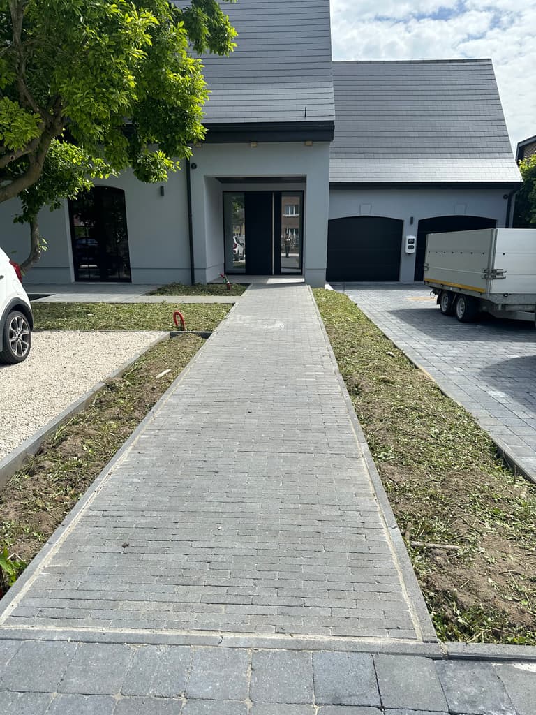 Abords de l'allée pavée désherbés devant la maison, Trazegnies