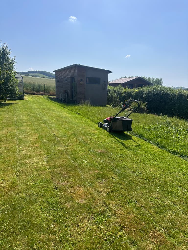 Tonte en cours devant l'abri de jardin, Dion (Beauraing)