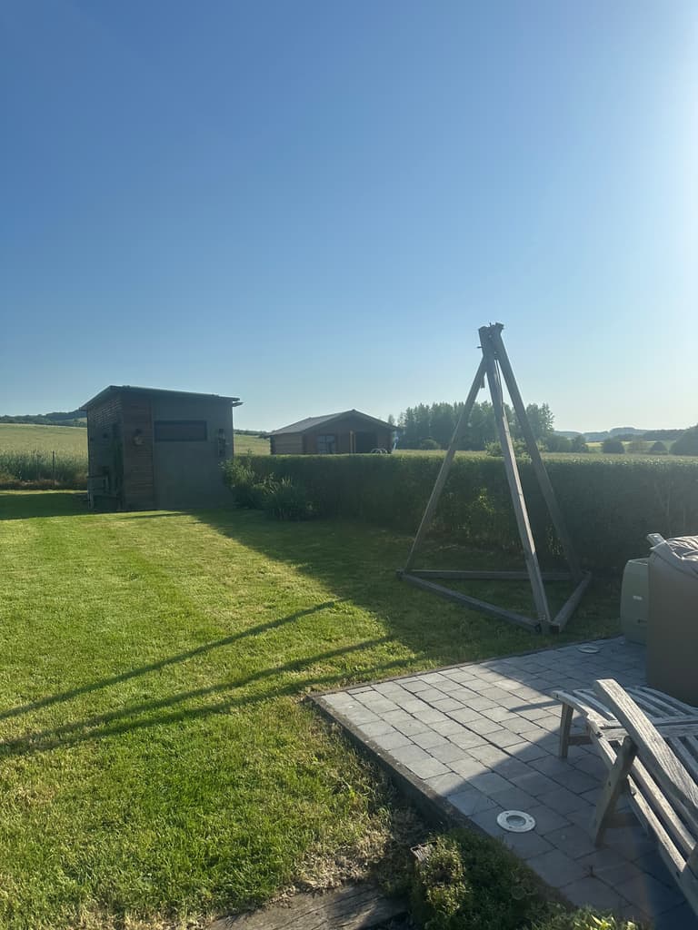 Pelouse tondue autour du portique, Dion (Beauraing)