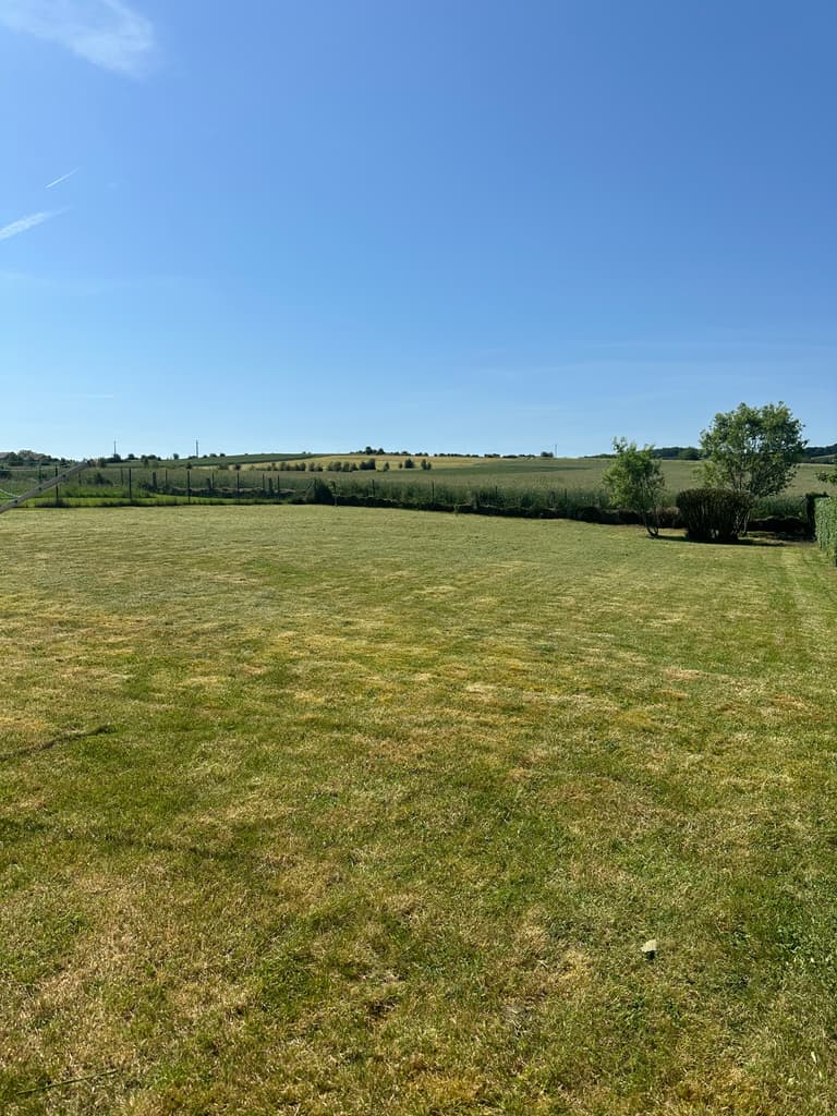 Grande pelouse tondue avec vue sur les champs, Dion (Beauraing)