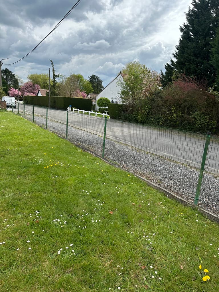Bande de pelouse le long de la rue, avant plantation, Gozée