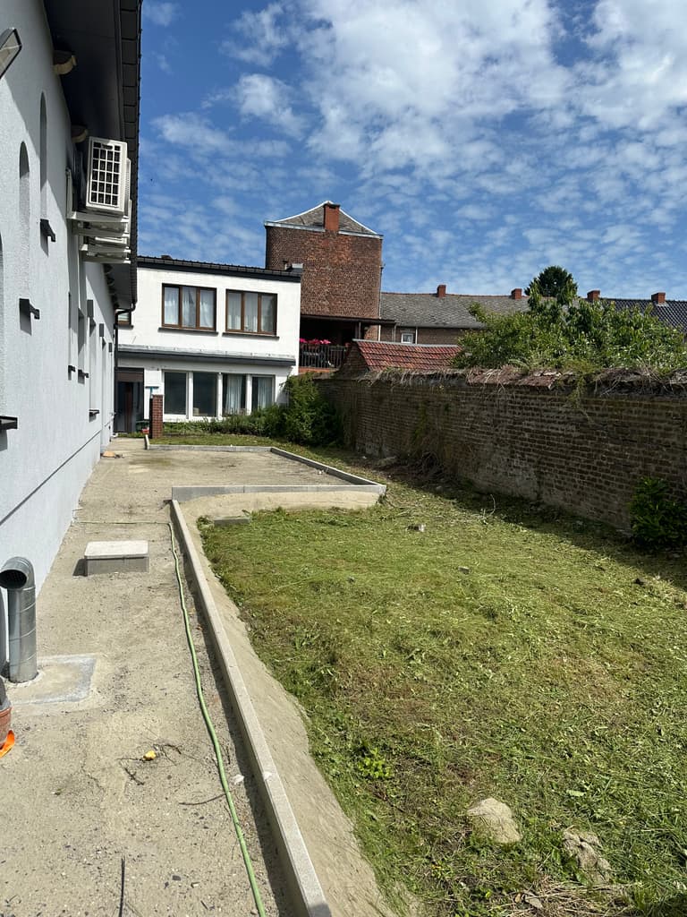 Jardin clos débroussaillé à l'arrière de la maison, Trazegnies